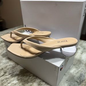 Tan leather, Bar III, NEW